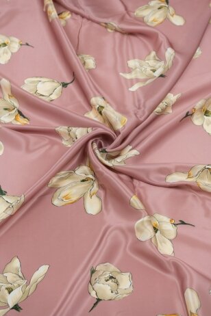 Rausvas atlasinis magnolijų šilkas